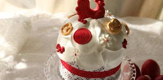 Кулич дрожжевой маленький с клубничным конфи и кремом на белом шоколаде.