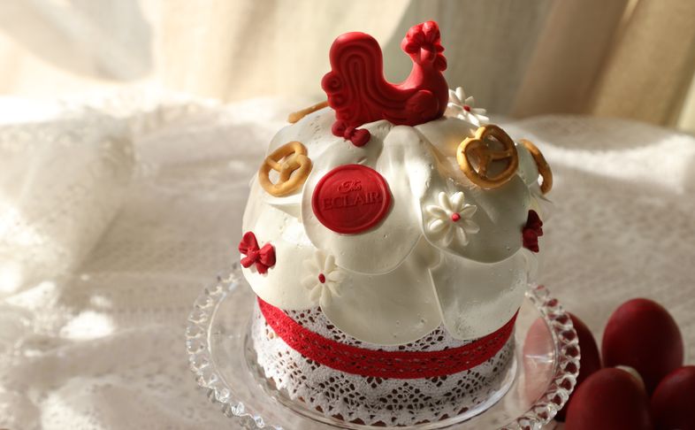 Кулич дрожжевой маленький с клубничным конфи и кремом на белом шоколаде.