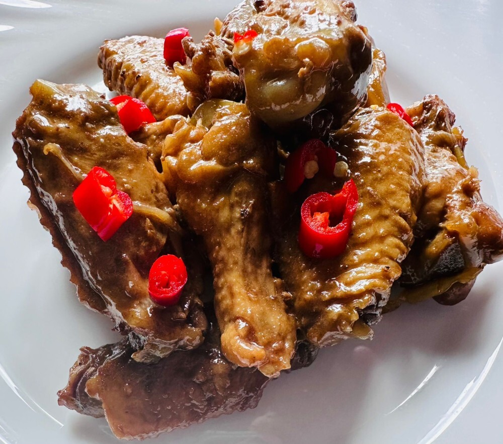 #61 Куриные крылья с луком и чесноком в соусе.