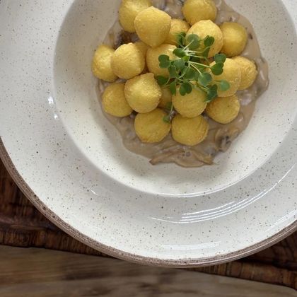 Картофельные шарики в грибном соусе