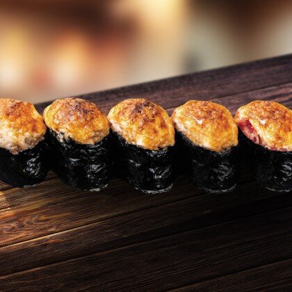 Набор «Вкусные суши с лососем и спайси соусом»