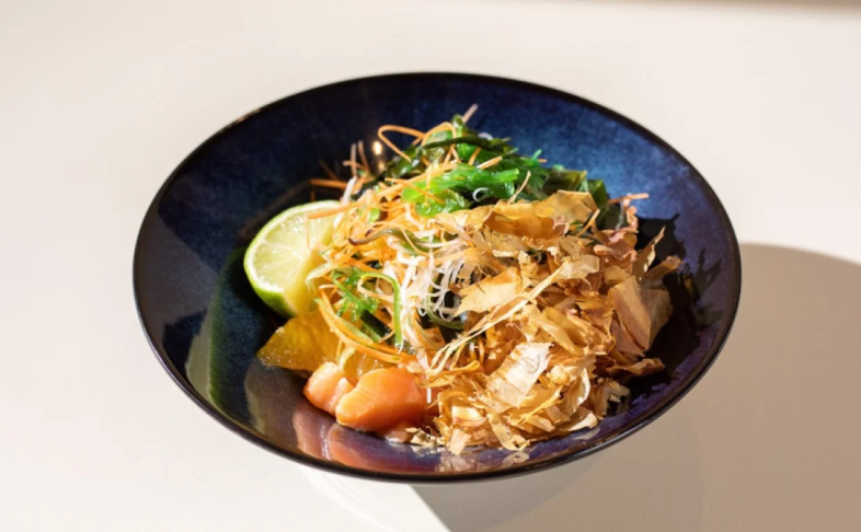 Салат с сёмгой и стружкой тунца 350г