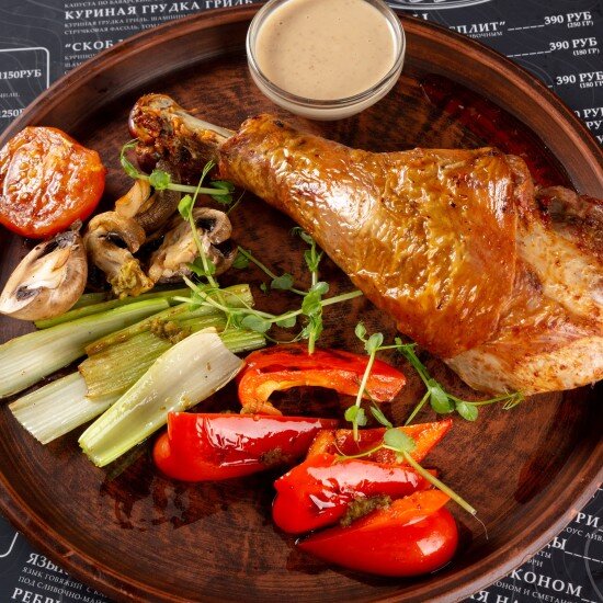 Ножка индейки с овощами и ореховым соусом
