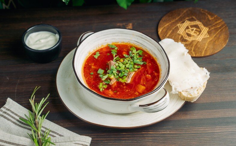 Борщ с мраморной телятиной, копченой сметаной и салом