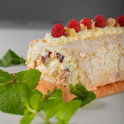 Меренговый рулет с вишней весовой 100гр 150р (весовое блюдо)