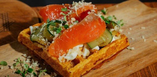 Вафли тыквенные с лососем