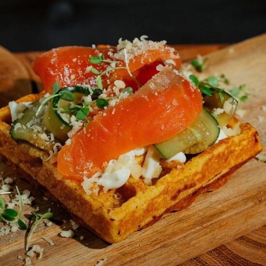 Вафли тыквенные с лососем