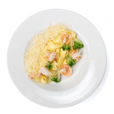 Фетучини с креветками и брокколи