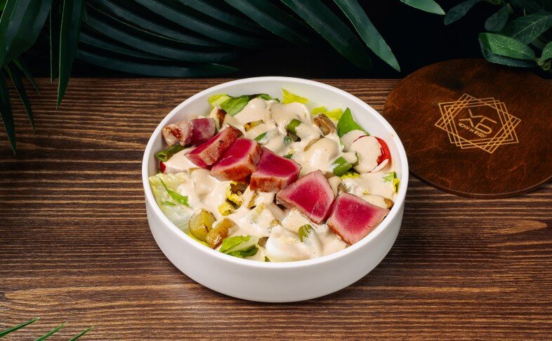 Салат с тунцом и ореховым соусом