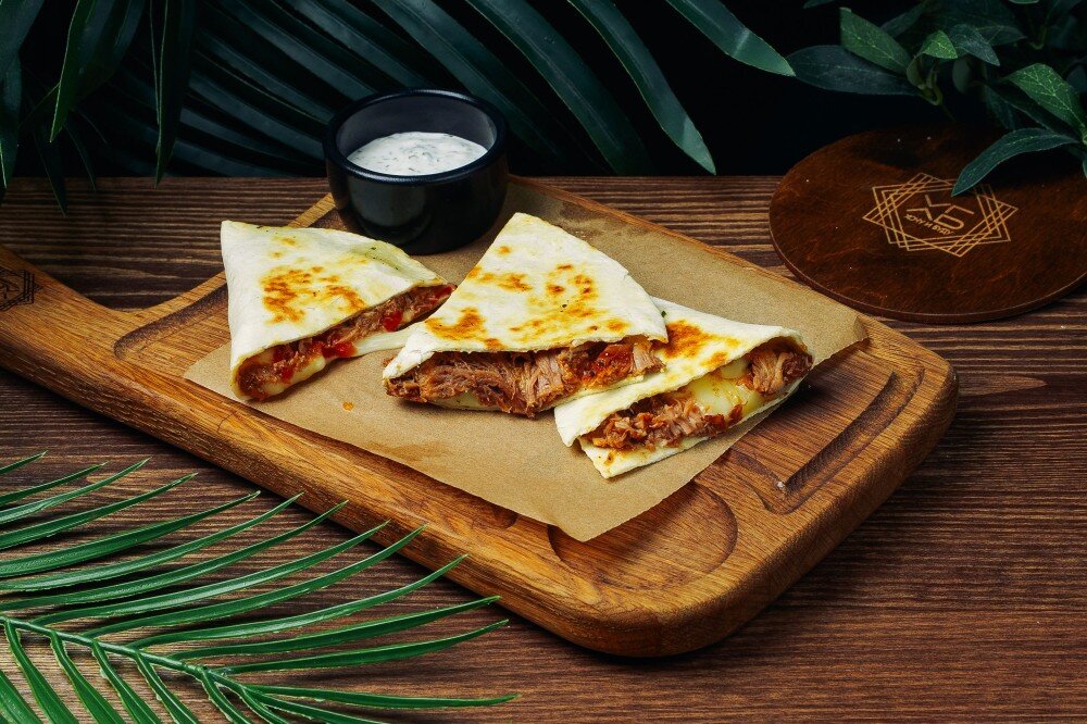 Кесадилья с рваной свининой