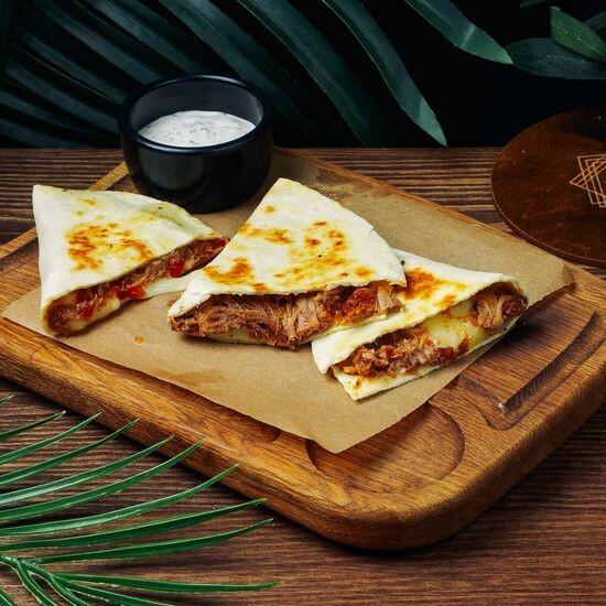 Кесадилья с рваной свининой