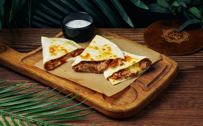 Кесадилья с рваной свининой