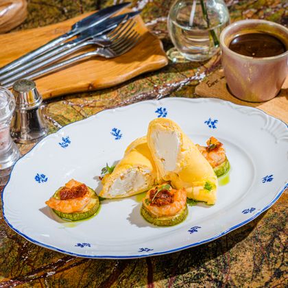 Омлет "Ди Маре" со сливочным сыром, креветками, вялеными томатами и цукини