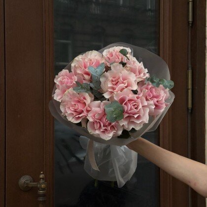 Букет 9 розовых французских роз с эвкалиптом