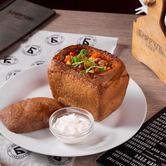 Фирменный суп-гуляш «Баррель» в буханочке хлеба