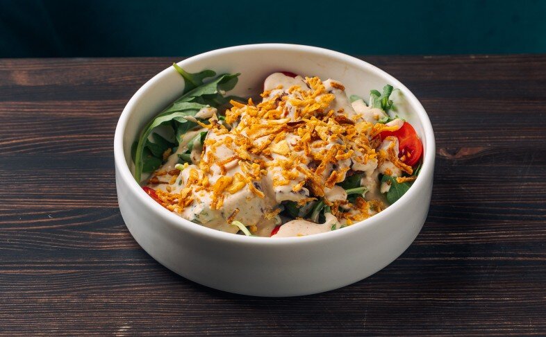 Стейк салат с битыми огурцами