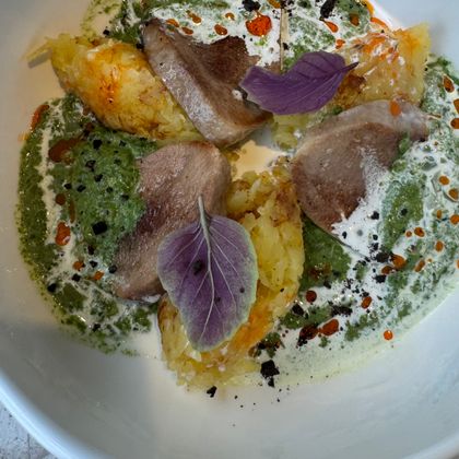 Говяжий язык с жареным картофелем и кремом из шпината