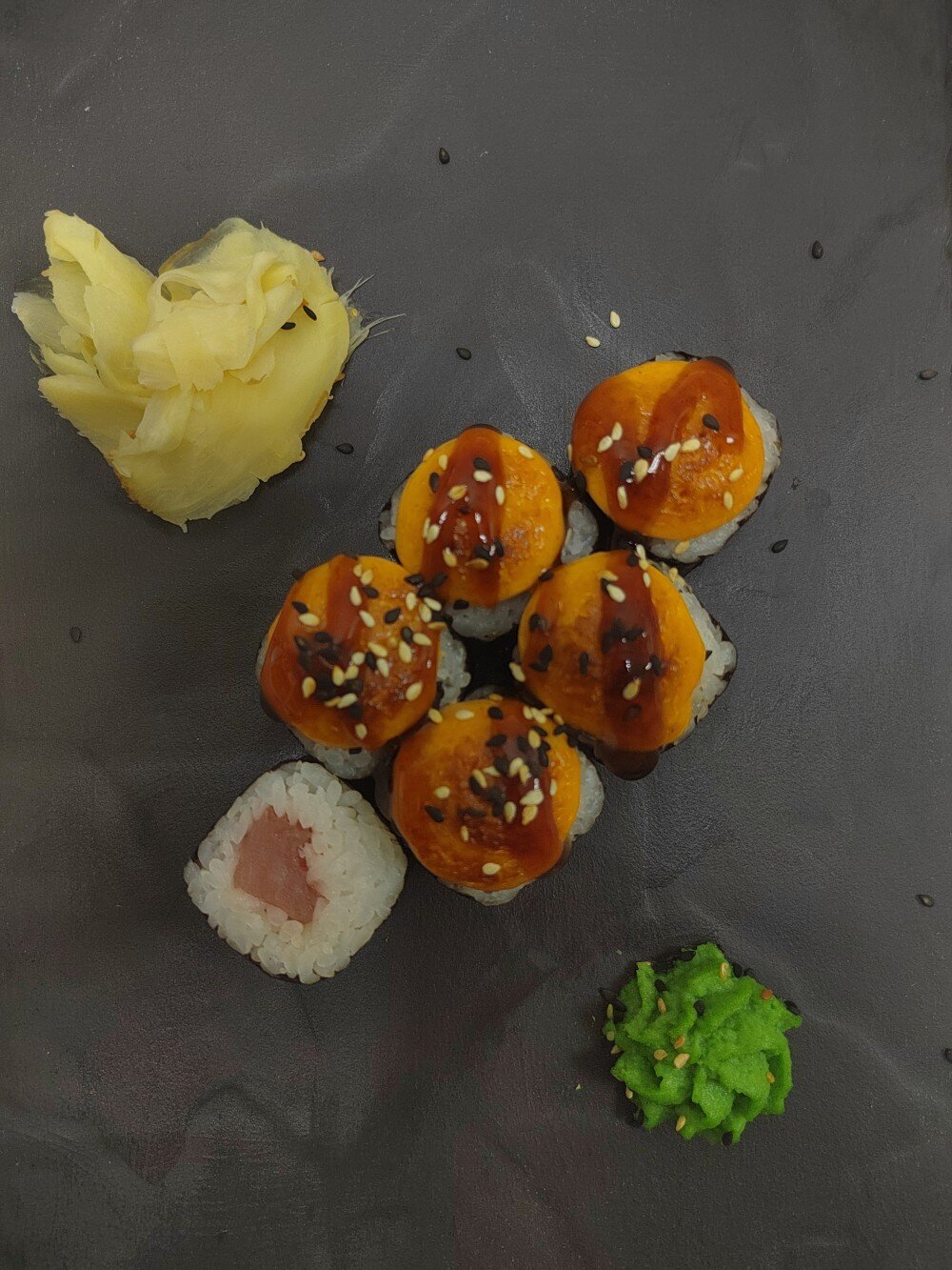 Запеченый хосомаки с тунцом