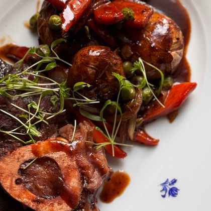 Оссобуко из телятины с корнеплодами в пивном соусе