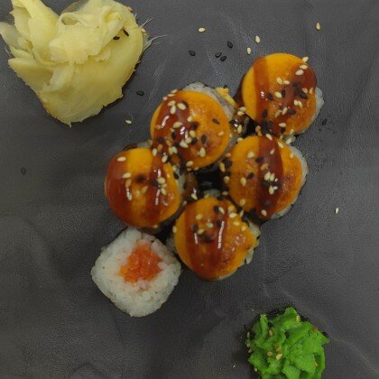 Замеченый хосомаки с лососем