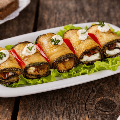 Рулетики из цукини с сыром филадельфия и вяленными томатами