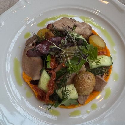 Салат с говяжьим языком и кремом из печеной моркови