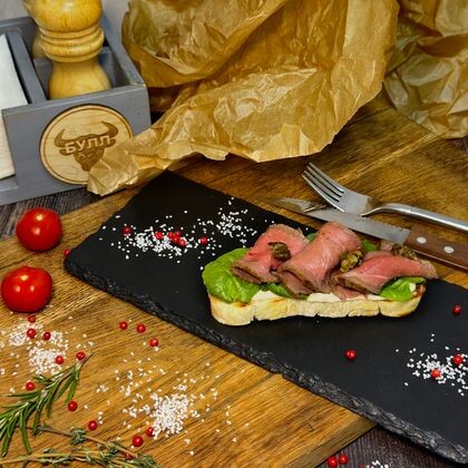 Брускетта с ростбифом