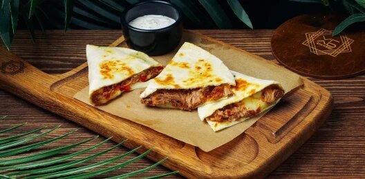 Кесадилья с рваной свининой