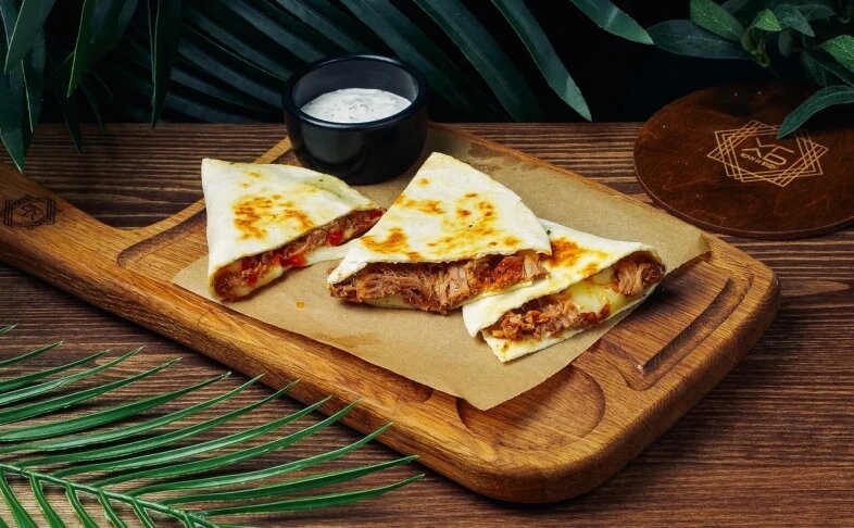 Кесадилья с рваной свининой