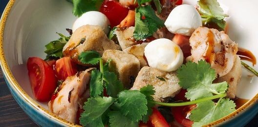 Салат с хрустящими баклажанами и спинкой кролика