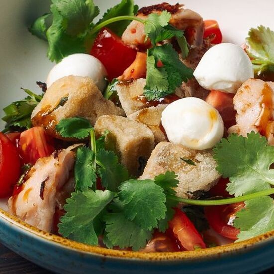 Салат с хрустящими баклажанами и спинкой кролика