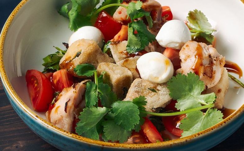 Салат с хрустящими баклажанами и спинкой кролика