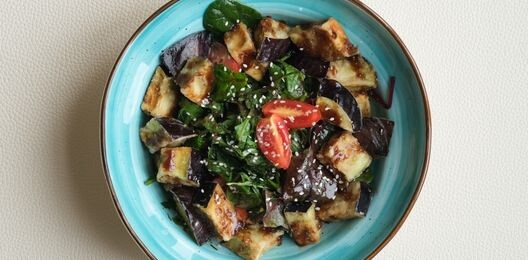 Салат с хрустящими баклажанами