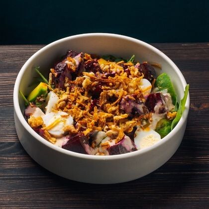 Салат из печеной свеклы с перепелиным яйцом