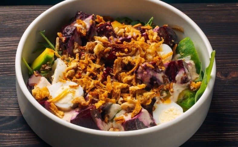 Салат из печеной свеклы с перепелиным яйцом