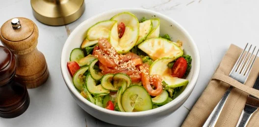 Салат с овощами, семгой и азиатской глазурью