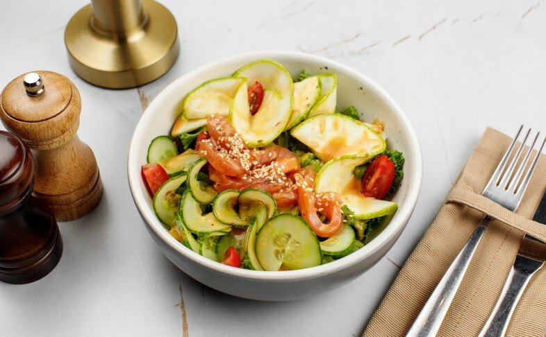 Салат с овощами, семгой и азиатской глазурью