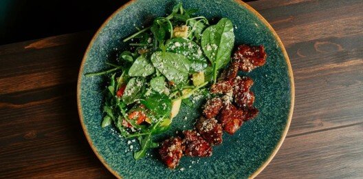 Салат с куриной печенью