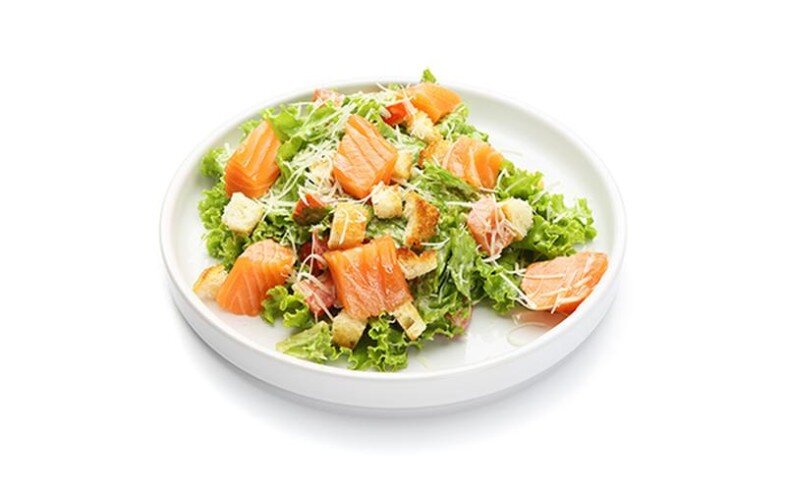 Салат цезарь с лососем