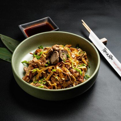 ПРЯНАЯ ЯИЧНАЯ ЛАПША СО СВИНИНОЙ И ГРИБАМИ ЦАОГУ