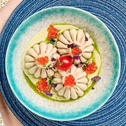 Хинкали с лососем и тигровой креветкой