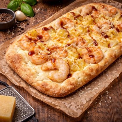 Пицца с креветками и ананасом