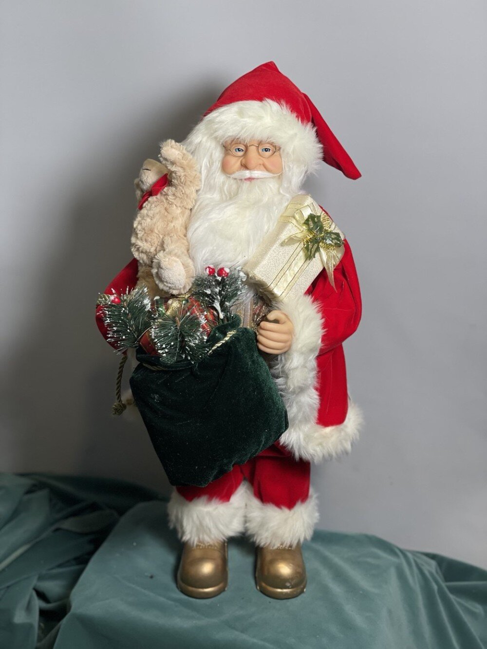 Дед Мороз-Санта в красной шубе с подарками 56 см