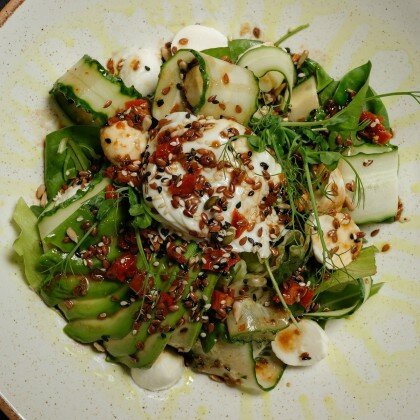 Зелёный салат с авокадо и яйцом пашот