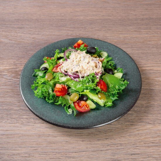 Теплый салат с лососем в соусе Терияки и свежими овощами