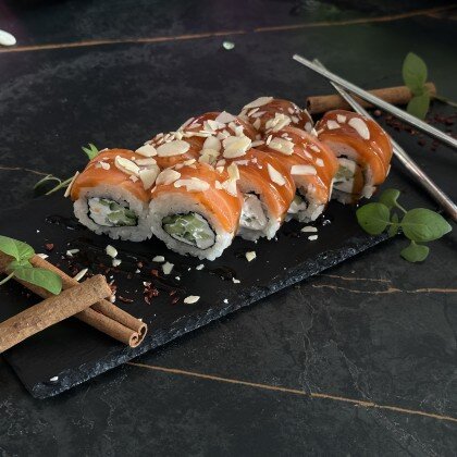 Холодный ролл с лососем и миндалем