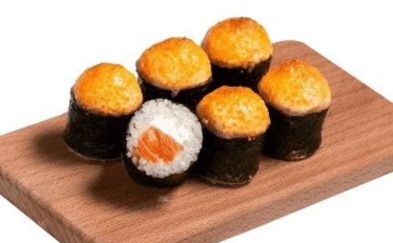 Мини ролл с лососем и сливочным сыром, запекается под сырным соусом