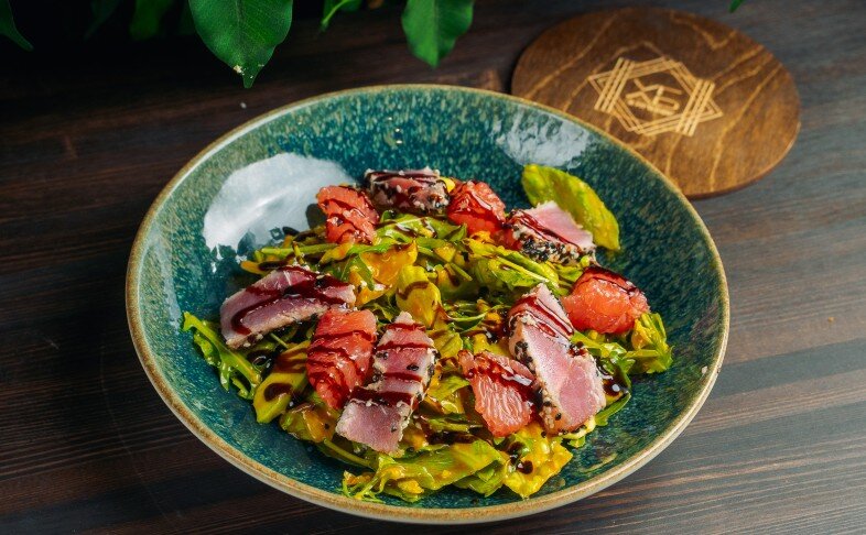 Салат с тунцом в мангово-имбирном соусе