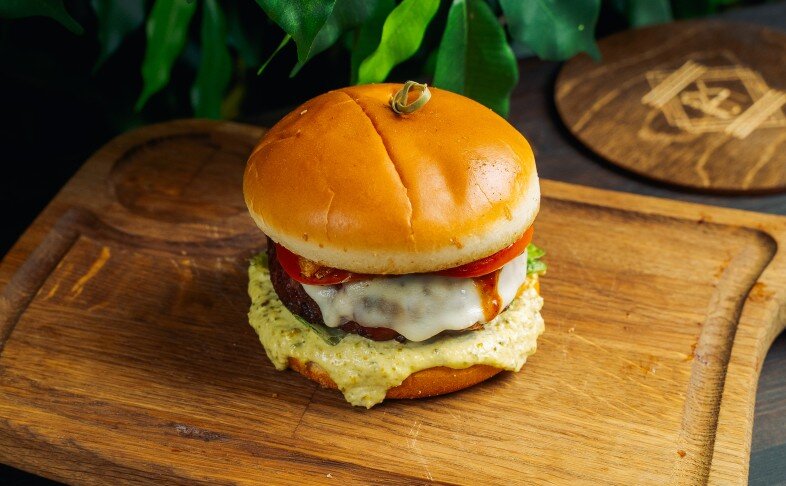 Бургер ХБ с котлетой из мраморной говядины в беконе