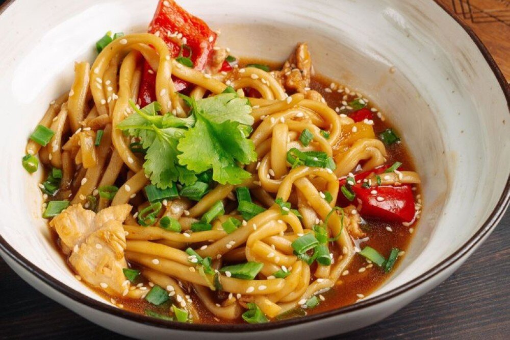 Удон с курицей и ананасами